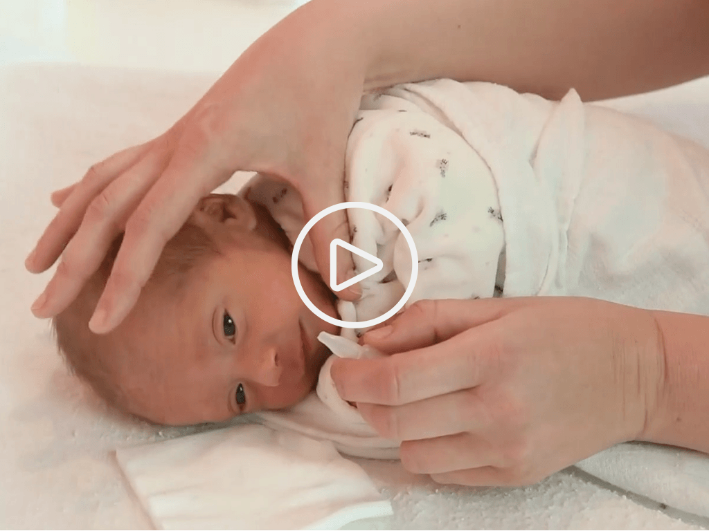 Comment moucher bébé. Le premier soin du nouveau-né 